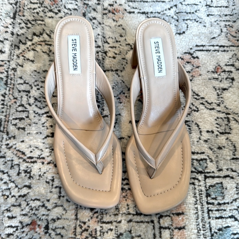 Super cute neutral sandals! Great condition.
